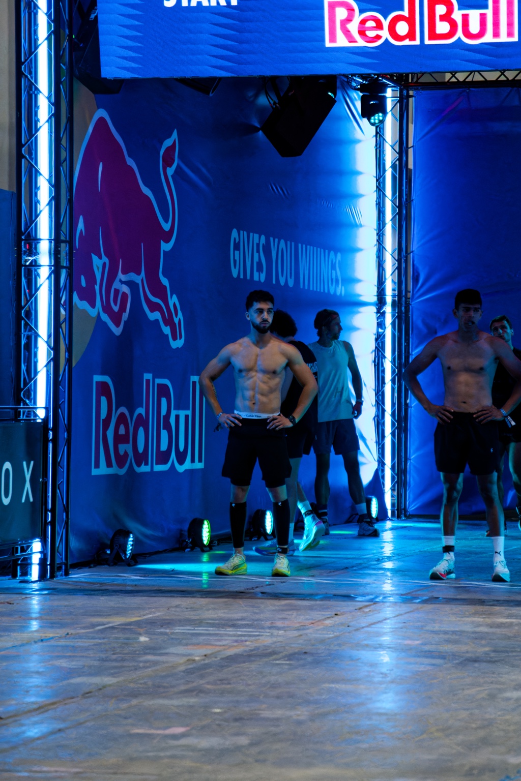 Athlète sur la scène de départ d'une compétition sportive