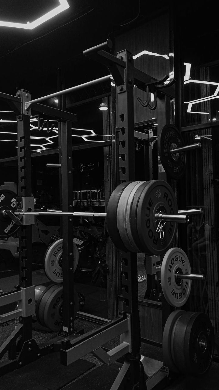 Barre de musculation chargée de disques, en noir et blanc